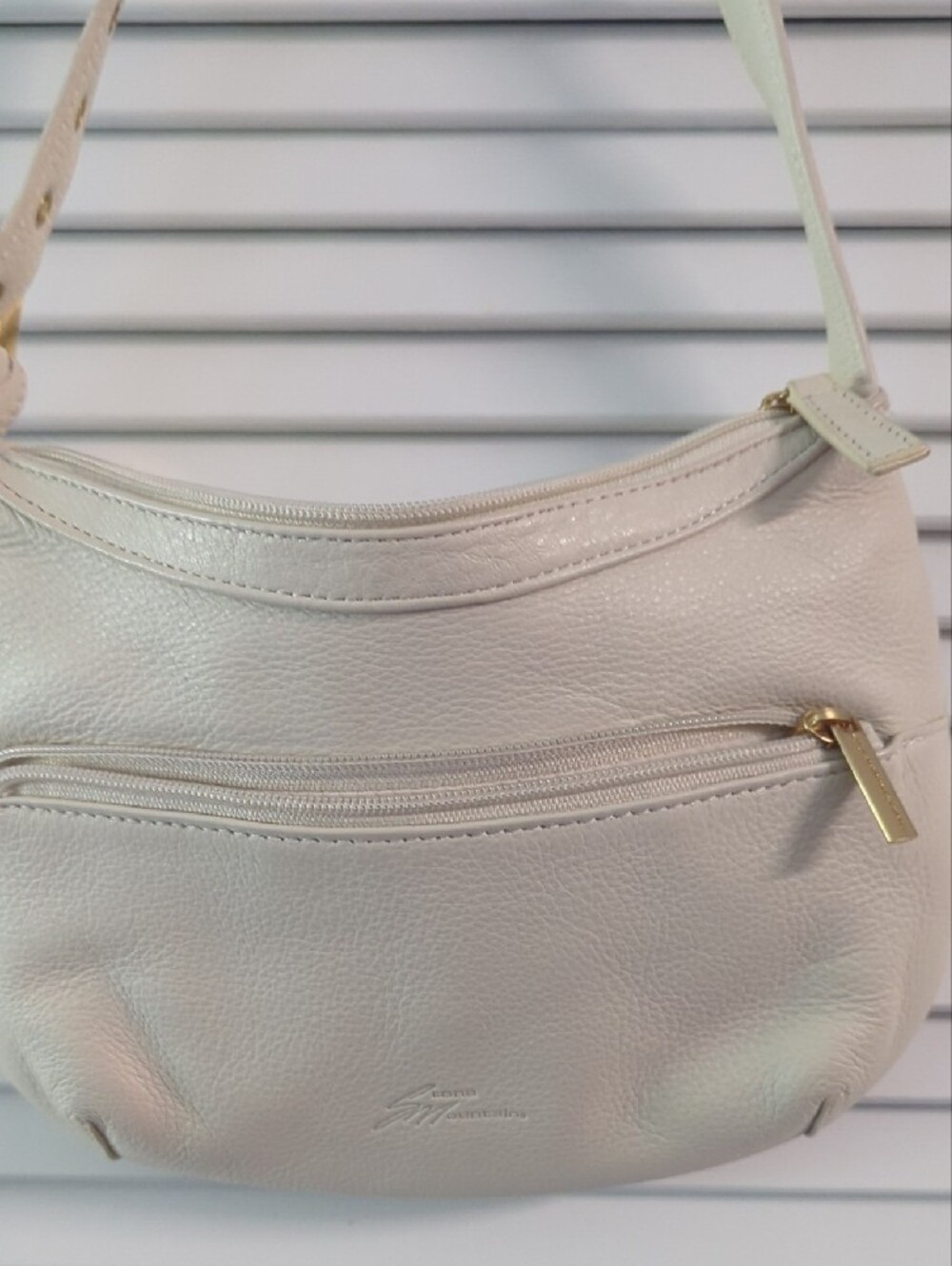 Stone Mountain Accessories Cream Shoulder Bag with Gold Hardware - Picture 4 of 8